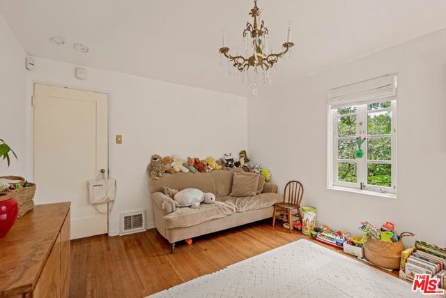 902 S Highland Avenue, Los Angeles CA: https://media.crmls.org/mediaz/71555435-43d2-4550-bfee-bc47580d68ea.jpg