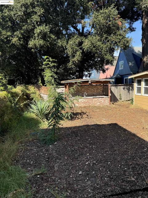 1525 Adeline St, Oakland CA: https://media.crmls.org/mediaz/7155aa1a-bfca-4edb-9638-beed3b852c6d.jpg