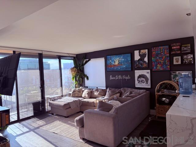 1514 7Th Ave, San Diego CA: https://media.crmls.org/mediaz/715604b1-8ed2-4738-8714-94815108e280.jpg