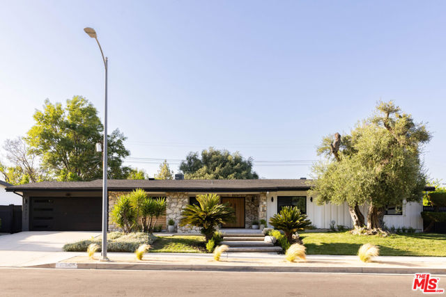 24211 Caris Street, Woodland Hills CA: https://media.crmls.org/mediaz/71564f5a-6692-4b37-b144-7bb870a91ddf.jpg