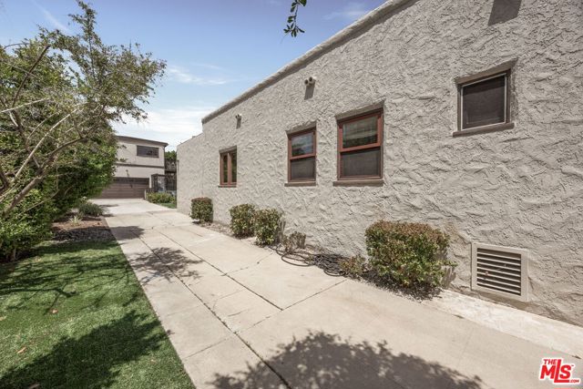 571 N Cahuenga Boulevard, Los Angeles CA: https://media.crmls.org/mediaz/7157ea0e-a49b-488f-8be6-7058d74e0a10.jpg