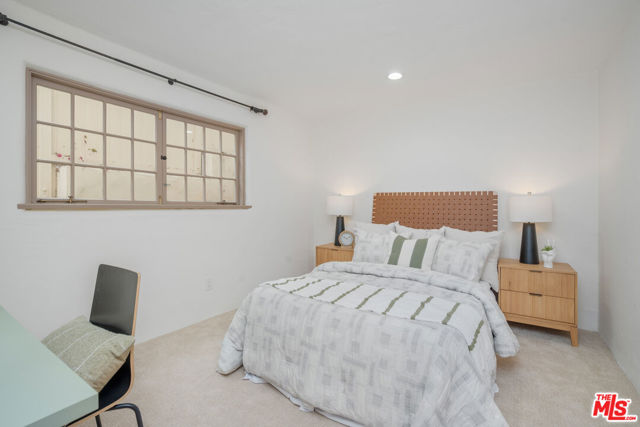 2917 N Poinsettia Avenue, Manhattan Beach CA: https://media.crmls.org/mediaz/71584bc5-6032-46ce-a2f3-3e18ea5b308e.jpg