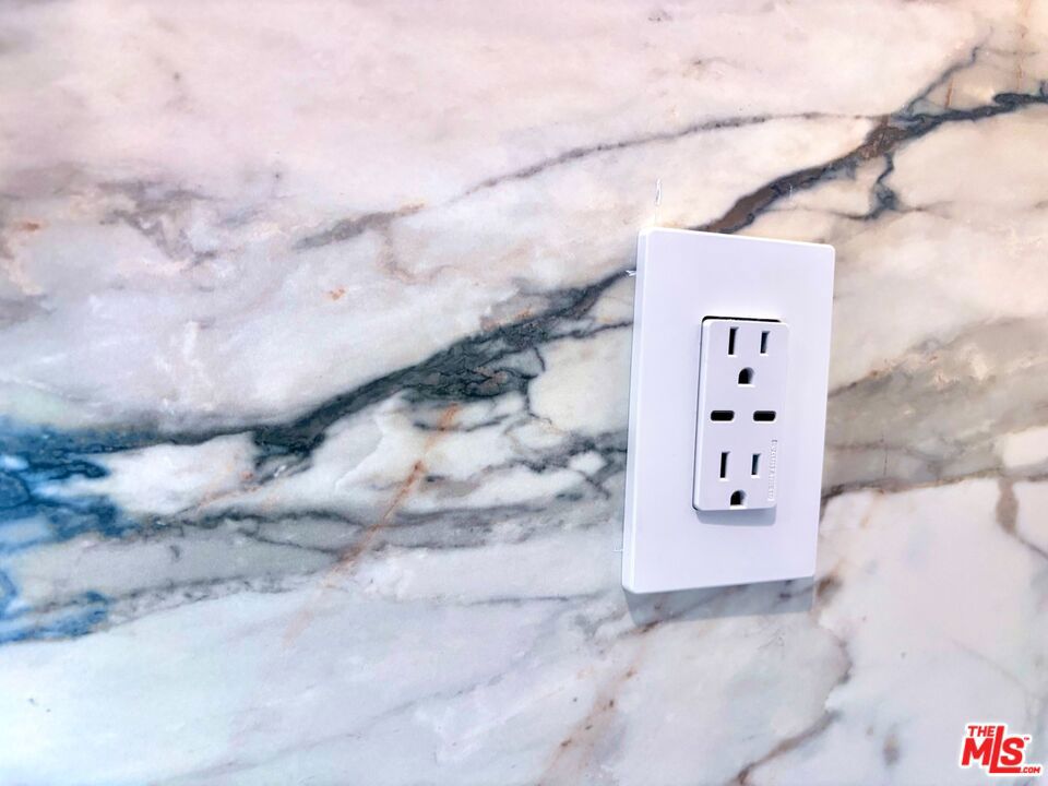 https://media.crmls.org/mediaz/7158538a-c77f-4173-8e01-7998444f577a.jpg?preset=X-Large