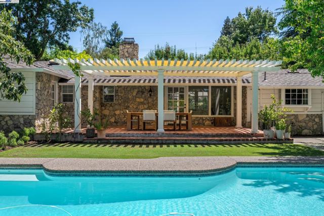 55 Cora Ct, Walnut Creek CA: https://media.crmls.org/mediaz/715887ad-cad9-4b43-96ee-86cbef2ae416.jpg