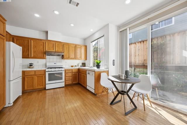 15 Mcdonnel Rd, Alameda CA: https://media.crmls.org/mediaz/71589f82-fc12-4023-b826-c0a407f2bfb9.jpg