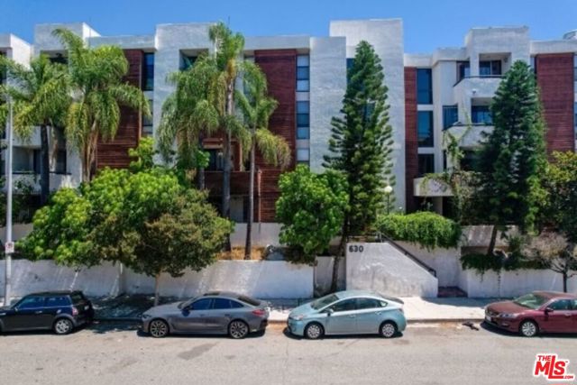 630 N Grand Avenue, Los Angeles CA: https://media.crmls.org/mediaz/71594d1a-837f-4132-9a3d-1cdc6bbc15d9.jpg