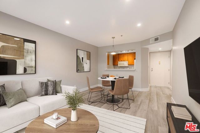 501 Palisades Drive, Pacific Palisades CA: https://media.crmls.org/mediaz/715a50ba-a964-410a-b56f-ac547d759845.jpg