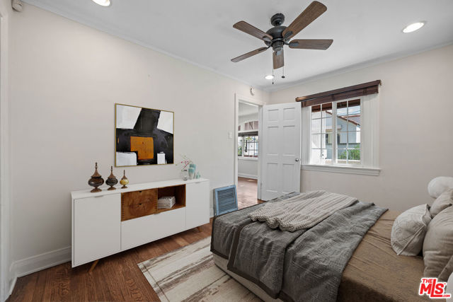 1236 1/4 N Cahuenga Boulevard, Los Angeles CA: https://media.crmls.org/mediaz/715a89cb-e428-413c-abe8-514dfc171dcb.jpg