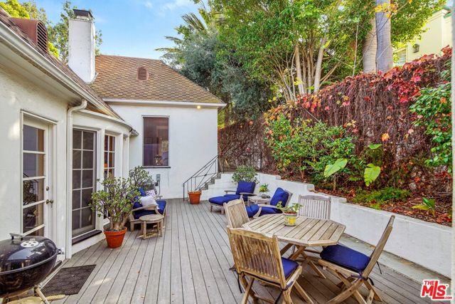 10614 Le Conte Avenue, Los Angeles CA: https://media.crmls.org/mediaz/715aea84-3011-485e-b490-08417af63c90.jpg