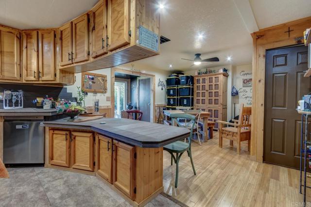 Detail Gallery Image 9 of 35 For 1380 Oak Hill Dr #42,  Escondido,  CA 92026 - 3 Beds | 2 Baths