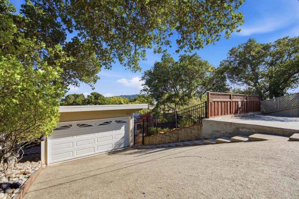 1912 Oak Knoll Drive