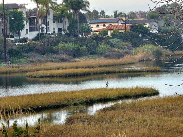 Detail Gallery Image 4 of 38 For 2666 Worden #8,  San Diego,  CA 92110 - 2 Beds | 1/1 Baths