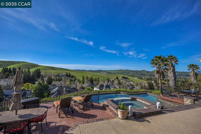 460 Silver Hollow Drive, Walnut Creek CA: https://media.crmls.org/mediaz/715d5d3f-4944-4416-9ca2-29b0e9a97266.jpg