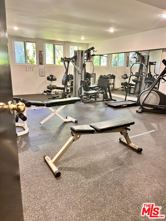 911 N Kings Road, West Hollywood CA: https://media.crmls.org/mediaz/715db325-0b5a-409f-bc29-b1aa10152f83.jpg