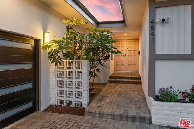4841 Swinton Avenue, Encino CA: https://media.crmls.org/mediaz/715e15eb-b396-4db3-b1a8-291527cb77ab.jpg