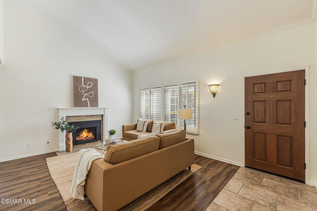 1569 Burning Tree Drive, Thousand Oaks CA: https://media.crmls.org/mediaz/715e3098-a084-48bf-be4d-80f06c9751f9.jpg