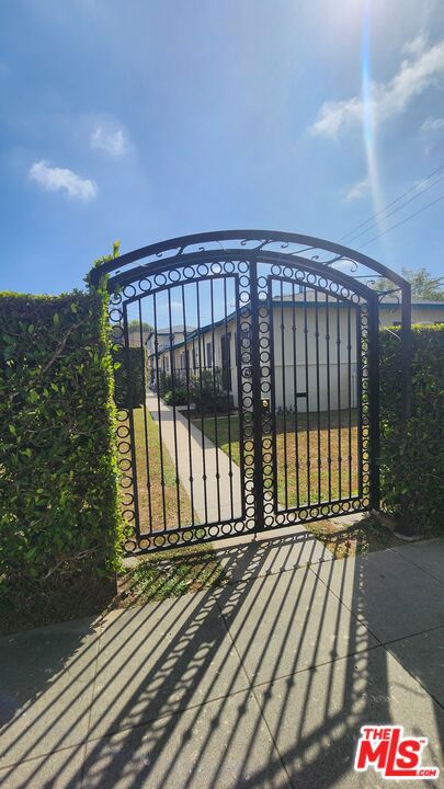 3872 College Avenue, Culver City CA: https://media.crmls.org/mediaz/715e562d-0ecb-43c5-a10f-d76af5543af5.jpg
