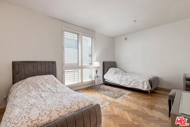 121 N Almont Drive, Beverly Hills CA: https://media.crmls.org/mediaz/715e5d08-0f41-42ed-8636-619794e1fe48.jpg