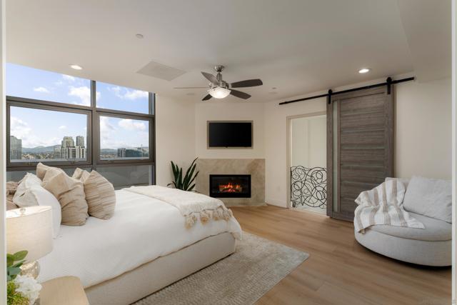 645 Front St, San Diego CA: https://media.crmls.org/mediaz/715f5e90-2ee9-4d32-acf1-cd3691ed35ea.jpg