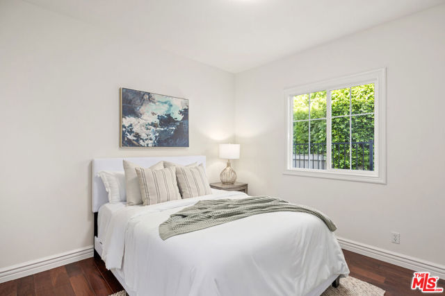17400 Oak Creek Court, Encino CA: https://media.crmls.org/mediaz/715fe036-9091-48ca-a548-82e5d1bcf2c4.jpg