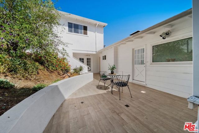 11689 Picturesque Drive, Studio City CA: https://media.crmls.org/mediaz/71612214-8071-44b0-942e-0c44acf5a0e7.jpg