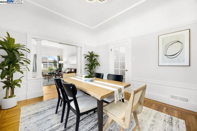 300 Somerset St, San Francisco CA: https://media.crmls.org/mediaz/71612605-fb54-485d-b643-45bc13c0395a.jpg