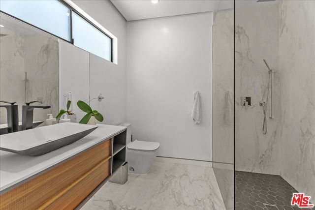 2284 Hercules Drive, Los Angeles CA: https://media.crmls.org/mediaz/716129a9-3fbd-4cd4-b5db-40baf125ca83.jpg