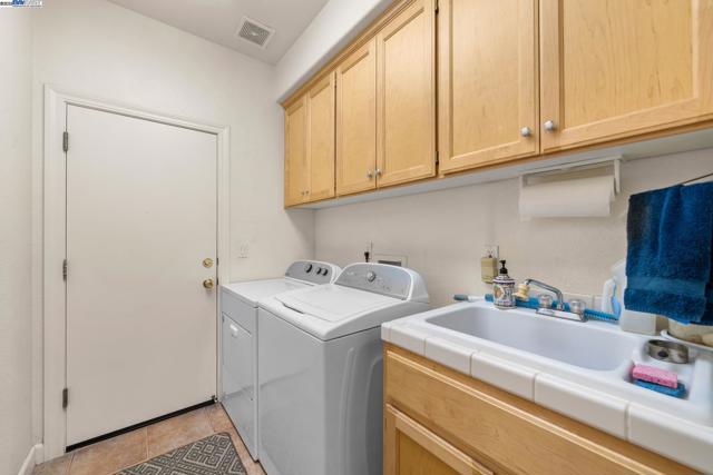 444 Cabonia Ct, Pleasanton CA: https://media.crmls.org/mediaz/71615189-d26d-4896-a5ae-533479696fd4.jpg