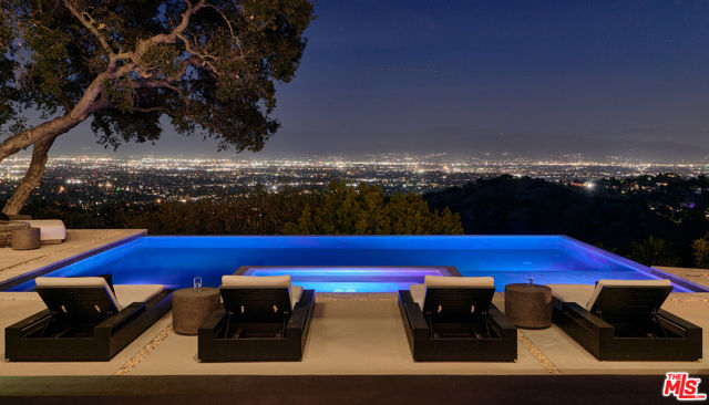 13331 Mulholland Drive, Beverly Hills CA: https://media.crmls.org/mediaz/716169f5-e17a-4e41-936e-3b36ce1902a6.jpg