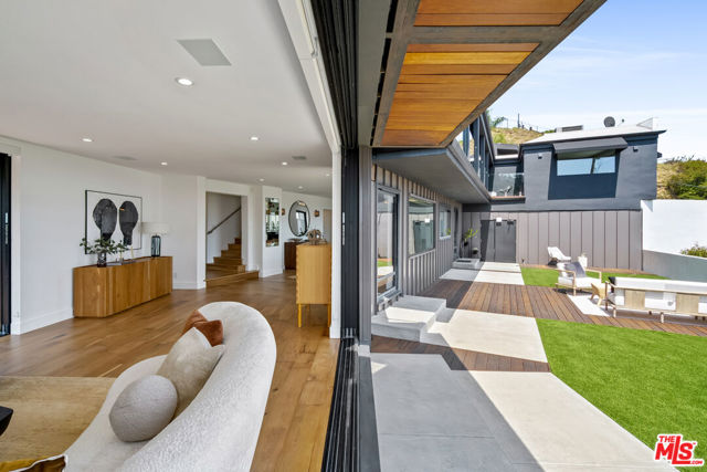 8021 Floral Avenue, Los Angeles CA: https://media.crmls.org/mediaz/716194f5-d7ff-4083-95ea-50c750e96c6d.jpg