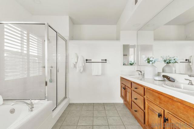 17002 Obsidian Dr, Ramona CA: https://media.crmls.org/mediaz/7161aa38-3402-4d8f-adf9-a1043a3d7614.jpg