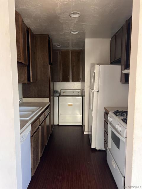 1425 La Salina St, Oceanside CA: https://media.crmls.org/mediaz/71633e83-e269-4764-9e6b-7656cb6a5c17.jpg