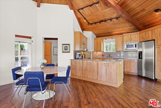 1746 Deerhill Trail, Topanga CA: https://media.crmls.org/mediaz/7163a952-1efd-4f2b-9e72-10fd8af732e9.jpg
