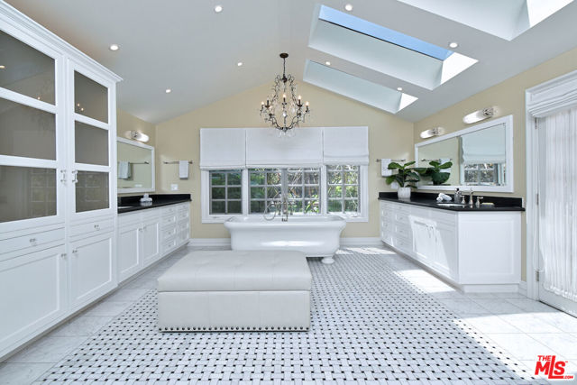 4177 KESTER Avenue, Sherman Oaks CA: https://media.crmls.org/mediaz/7163e64b-835b-49a9-b47b-617029669ab5.jpg