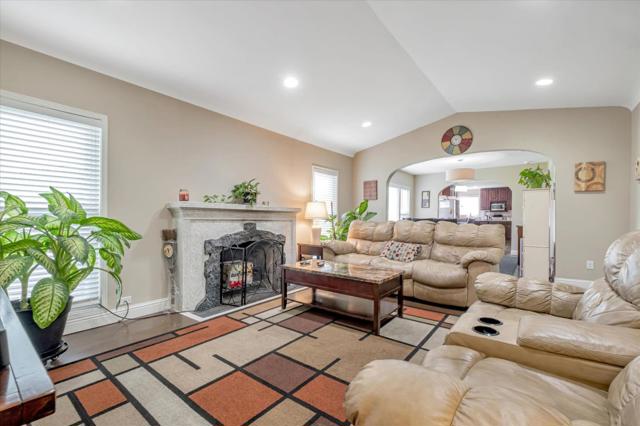 8245 Golf Links Road, Oakland CA: https://media.crmls.org/mediaz/7163fffd-665d-4470-99e9-41fbf6549c43.jpg