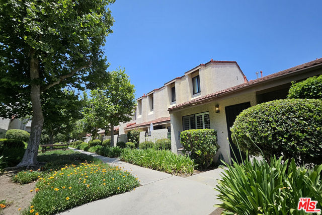 18130 Oxnard Street, Tarzana CA: https://media.crmls.org/mediaz/716543e5-41fb-463e-be93-6d79167772fd.jpg