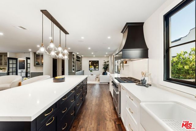 1225 S Cloverdale Avenue, Los Angeles CA: https://media.crmls.org/mediaz/7165643b-2f3a-418f-aa65-dcf03f93ccb0.jpg