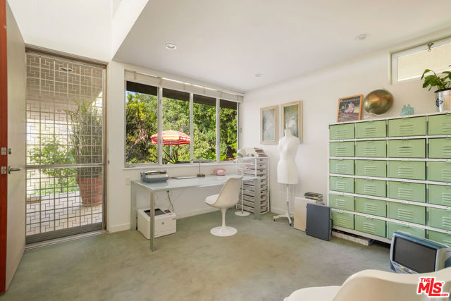 475 Stunt Road, Calabasas CA: https://media.crmls.org/mediaz/71656928-a0f5-46d5-b511-752762c1558c.jpg