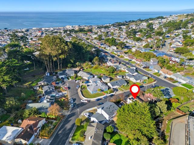 5 Hibbert Court, Pacifica CA: https://media.crmls.org/mediaz/7165dfaa-57b8-4e25-a49e-9fc4a676a5a8.jpg