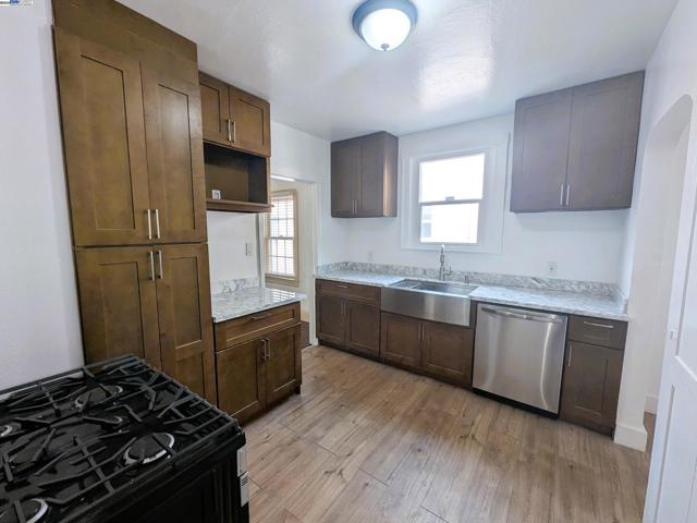 7818 Arthur St, Oakland CA: https://media.crmls.org/mediaz/71681a5d-58a8-41a1-b10b-8b09573d19ec.jpg