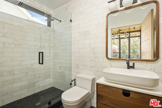 436 N Plymouth Boulevard, Los Angeles CA: https://media.crmls.org/mediaz/7168a1e8-83a3-48e7-9c7e-44e0f4ef9363.jpg