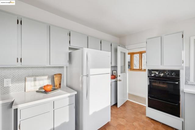 608 Colusa Ave, Berkeley CA: https://media.crmls.org/mediaz/7168c403-6557-48fb-b5b4-18d29c954eed.jpg