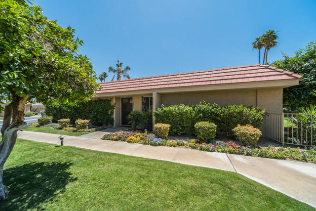 76895 Lark Drive, Indian Wells CA: https://media.crmls.org/mediaz/7169e352-1f66-4d2a-b7e3-073857f6eda4.jpg