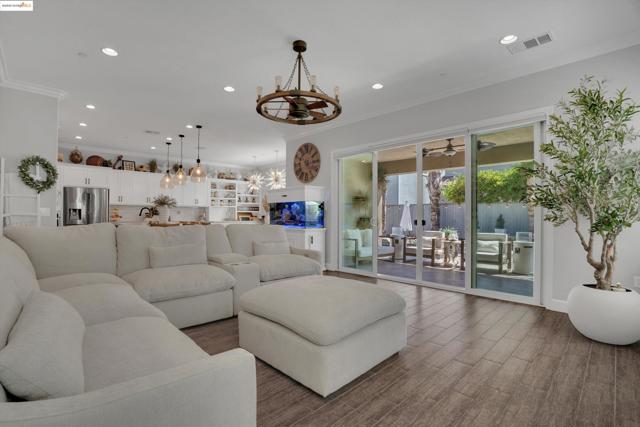 542 Harbor Cove Cir, Discovery Bay CA: https://media.crmls.org/mediaz/716a10cc-454b-4c61-b768-8960e1303957.jpg