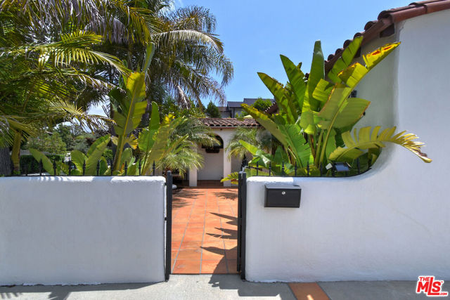 10344 Woodbridge Street, Toluca Lake CA: https://media.crmls.org/mediaz/716a7a3d-2aab-4806-90fe-4b5fe7bdbbca.jpg