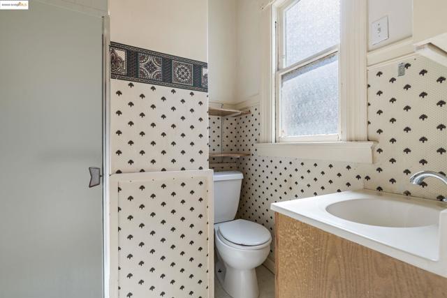 102 Hamilton Pl, Oakland CA: https://media.crmls.org/mediaz/716ad496-2a6d-49a0-b38e-fa71fedd671f.jpg