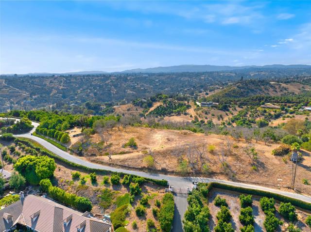 3240 Via Del Cielo, Fallbrook CA: https://media.crmls.org/mediaz/716b5d5f-283d-4a8f-8bfb-b6b6e6c82aaa.jpg