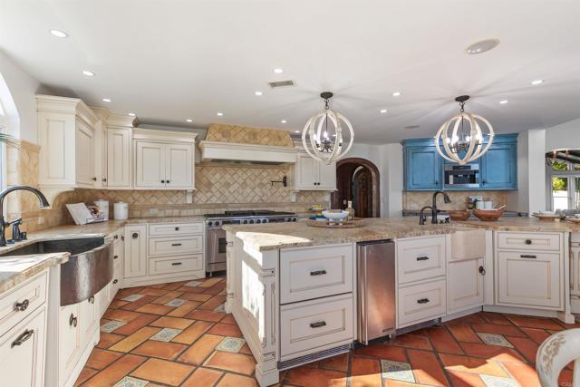 6817 Vianda Ct Court, Carlsbad CA: https://media.crmls.org/mediaz/716bf0b7-2342-4cad-ab89-895175901306.jpg