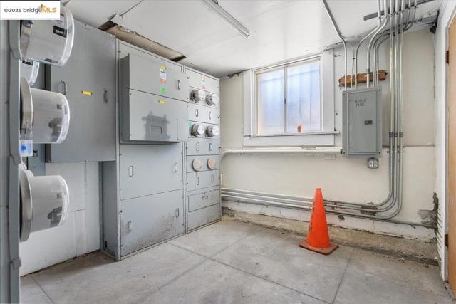498 25th Street, Oakland CA: https://media.crmls.org/mediaz/716ce534-ac1a-43a7-83a0-13e3bfcad7f1.jpg