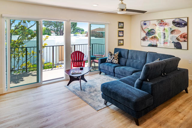 2196 Via Mariposa E, Laguna Woods CA: https://media.crmls.org/mediaz/716d0f44-71c3-424e-a475-08a48904ed6e.jpg